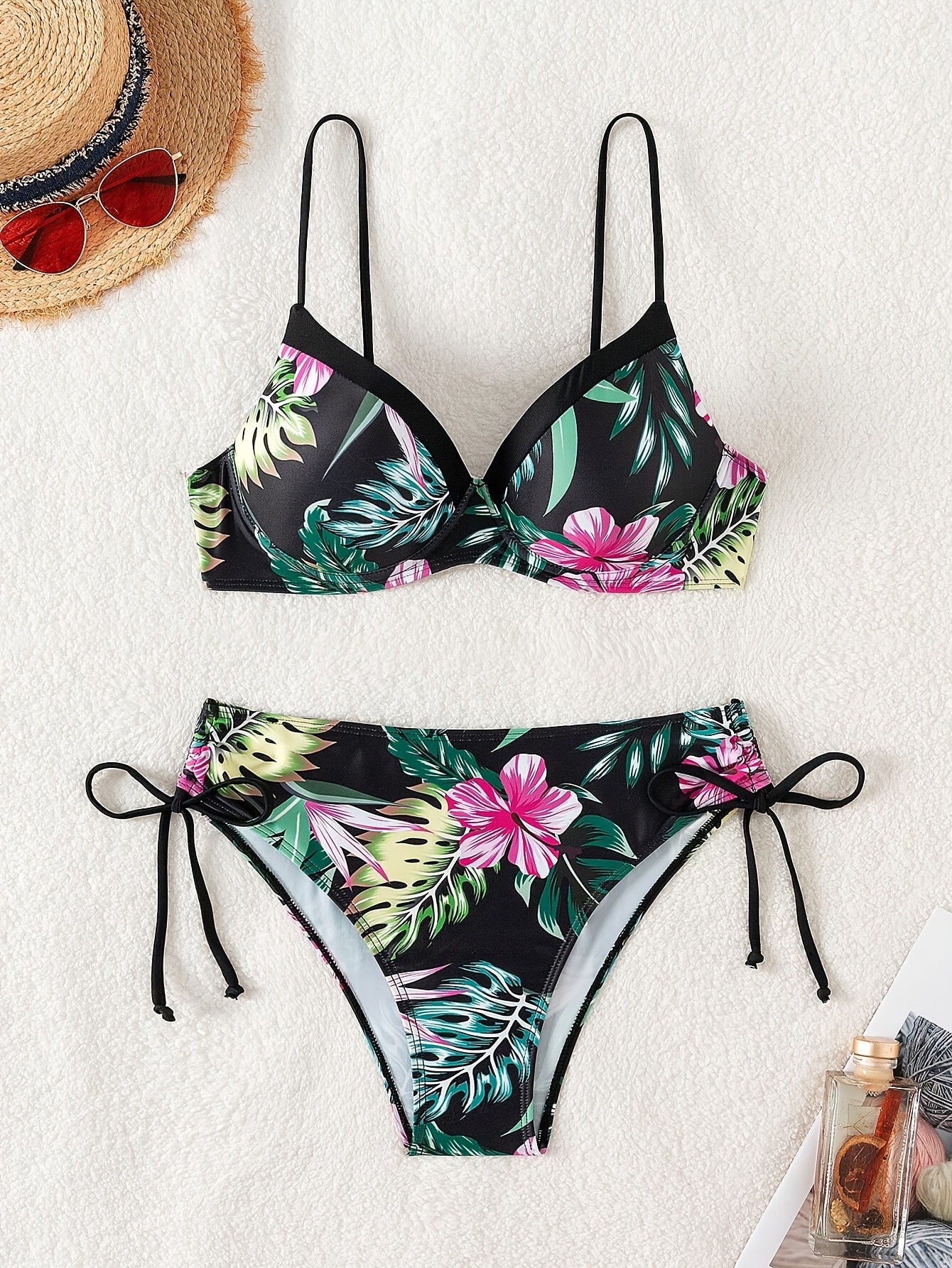 Fiora | Bikini formend mit Bügel und tropischem Blumenmuster für den Sommer