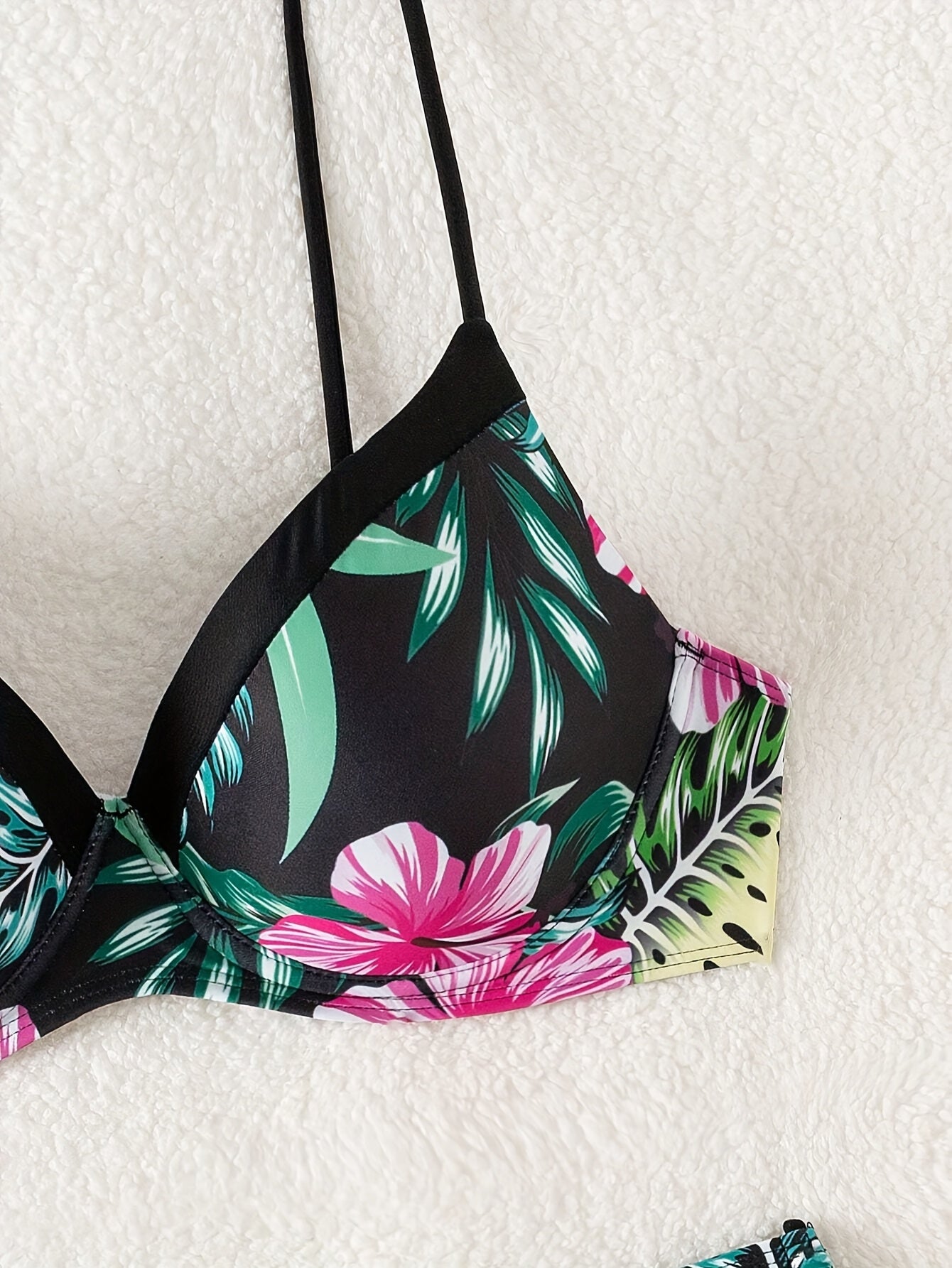 Fiora | Bikini formend mit Bügel und tropischem Blumenmuster für den Sommer