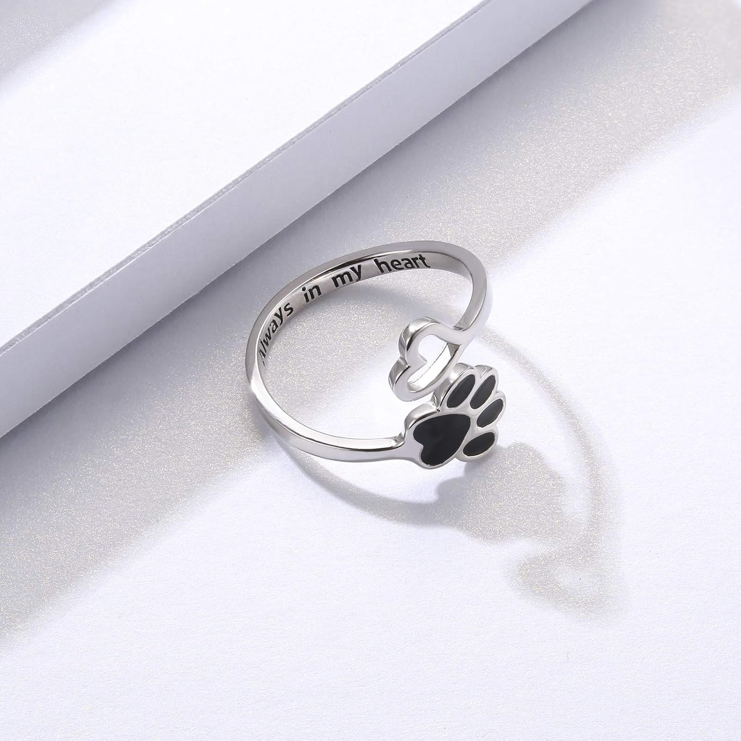 Handgefertigter Ring mit Pfote und Herz