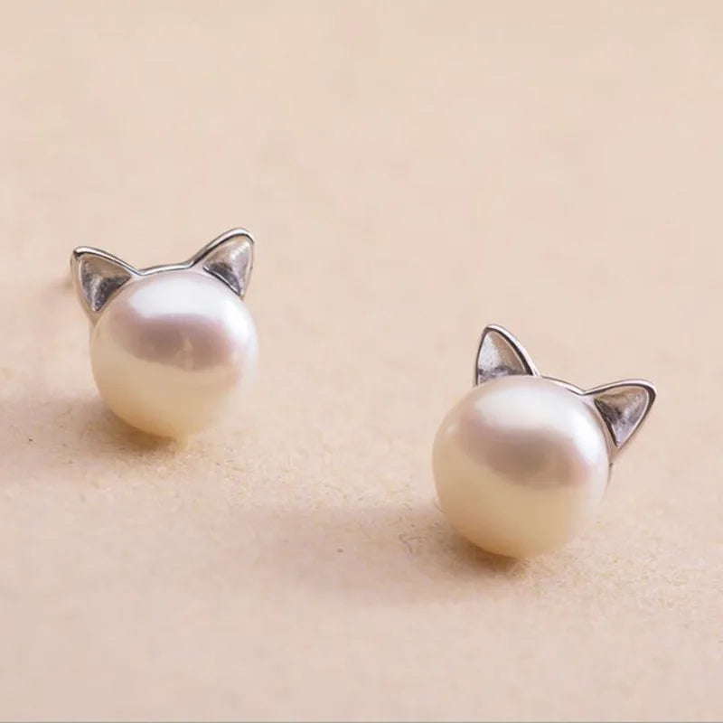 Ohrringe mit Knoten aus Sterlingsilber mit katzenförmiger Perle