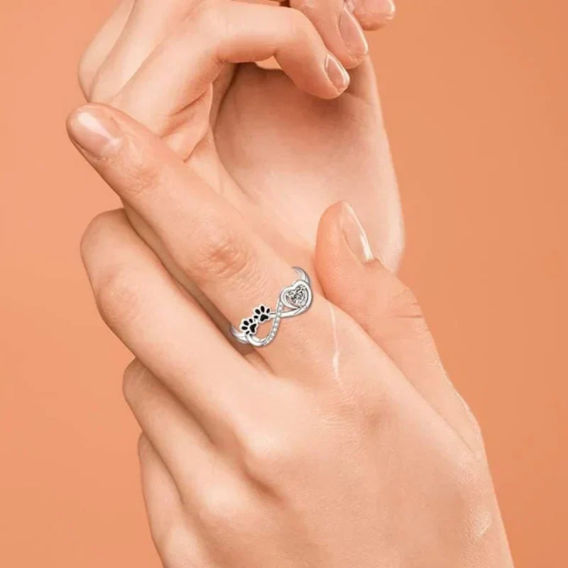 Ring mit Zirkonia in Form eines Pfötchens mit einem Design in Form eines Herzens und Unendlichkeit