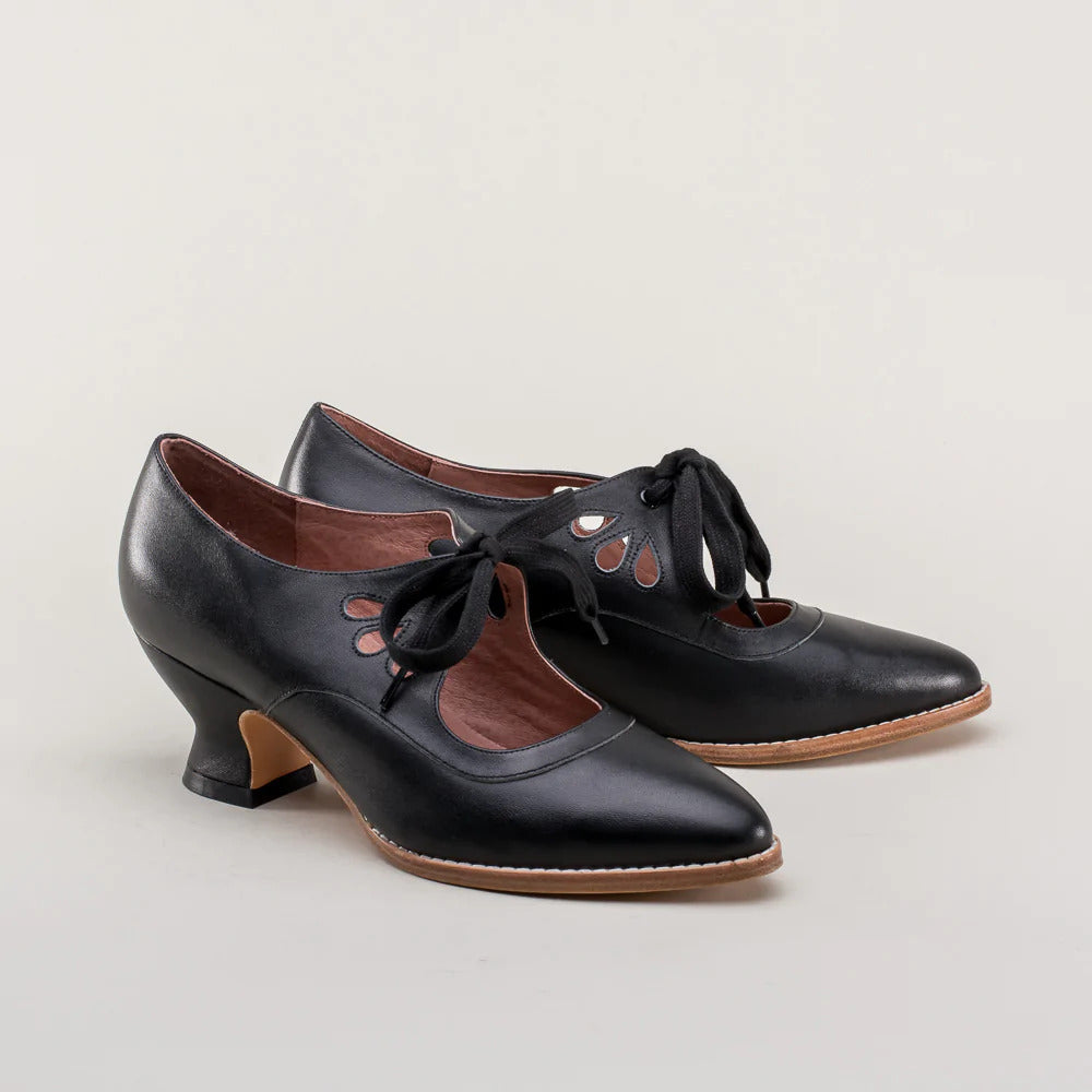 VITTORIA | Retro-Absätze mit Eleganten Schnürsenkeln