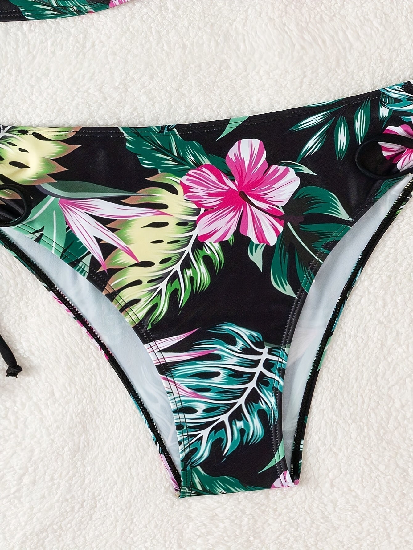 Fiora | Bikini formend mit Bügel und tropischem Blumenmuster für den Sommer