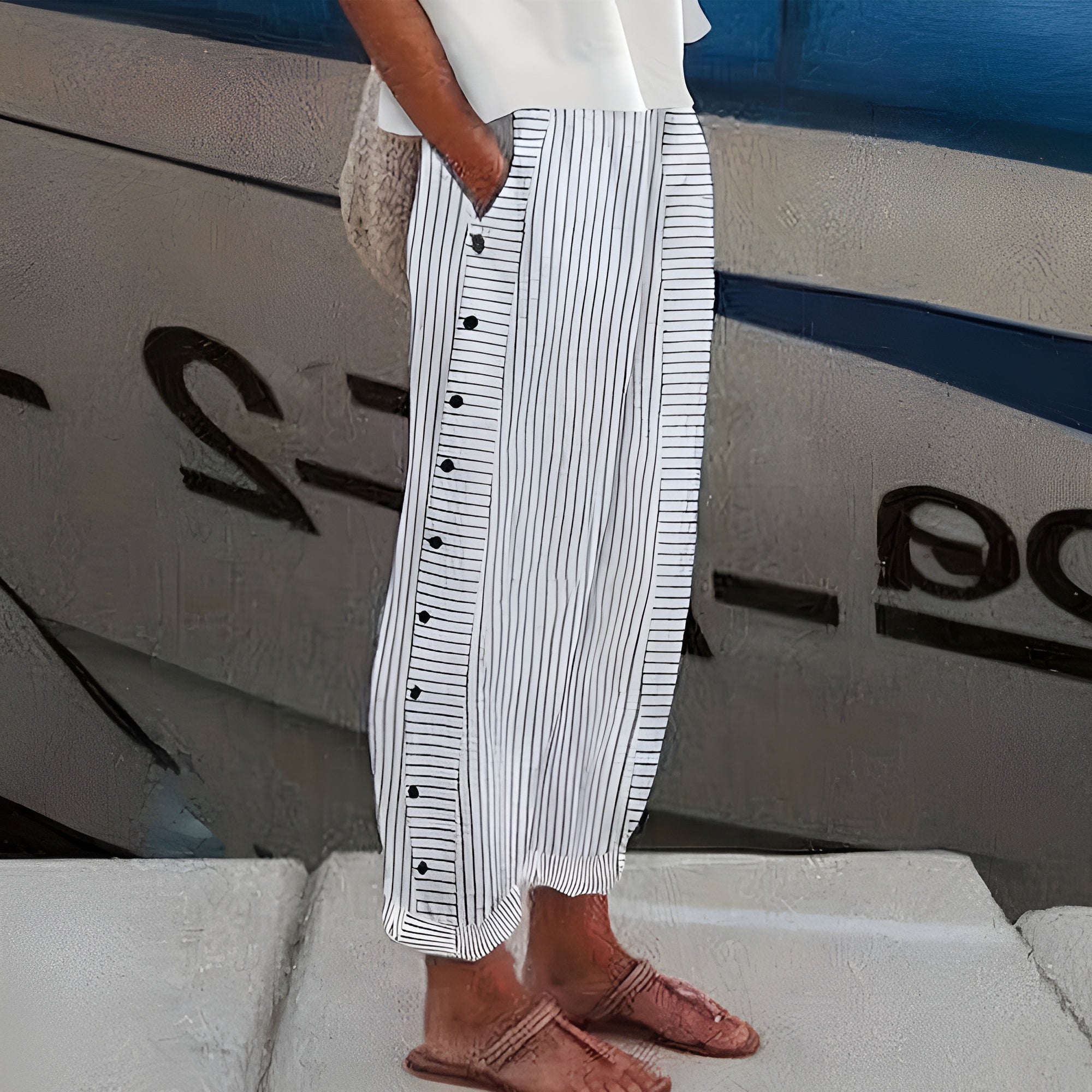 ELENA | Leichte Sommerhose mit feinen Streifen und seitlichen Knöpfen für einen lässigen Chic-Stil