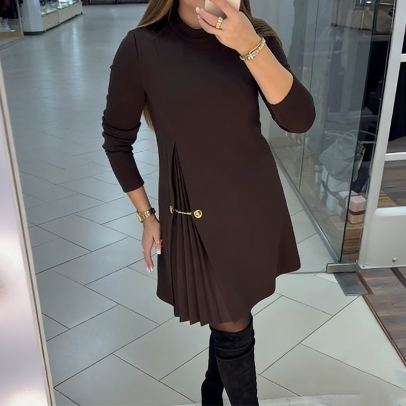 Verfeinerte A-Linien-Kleid mit Plissee-Detail und goldener Kette
