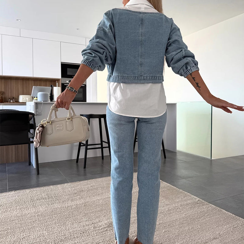 Modische zweiteilige Set bestehend aus einer langärmeligen Jeansbluse und einer Hose für Frauen