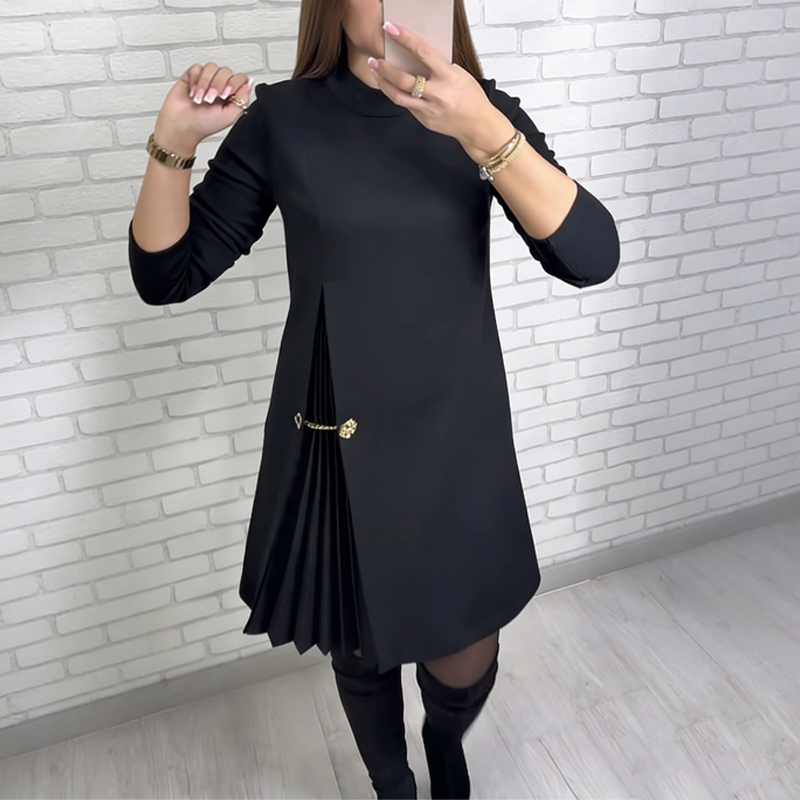 Verfeinerte A-Linien-Kleid mit Plissee-Detail und goldener Kette